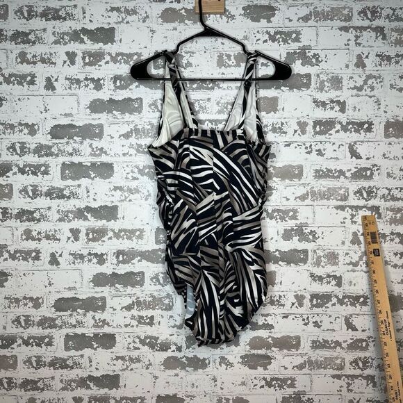 Miracle suit | women one piece black patterned swimsuit - Picture 10 of 11